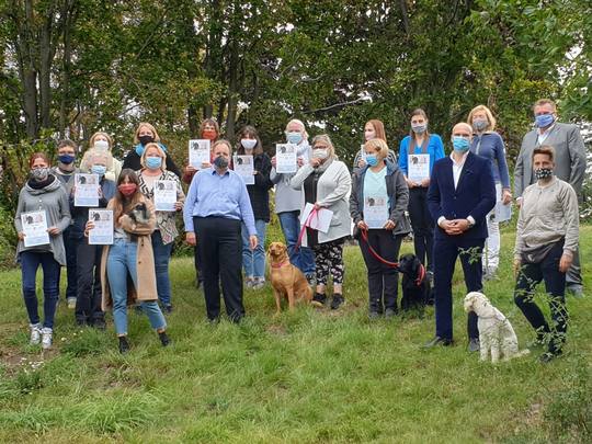 Gruppenbild der Schulungsteilnehmer*innen mit Zertifikat
